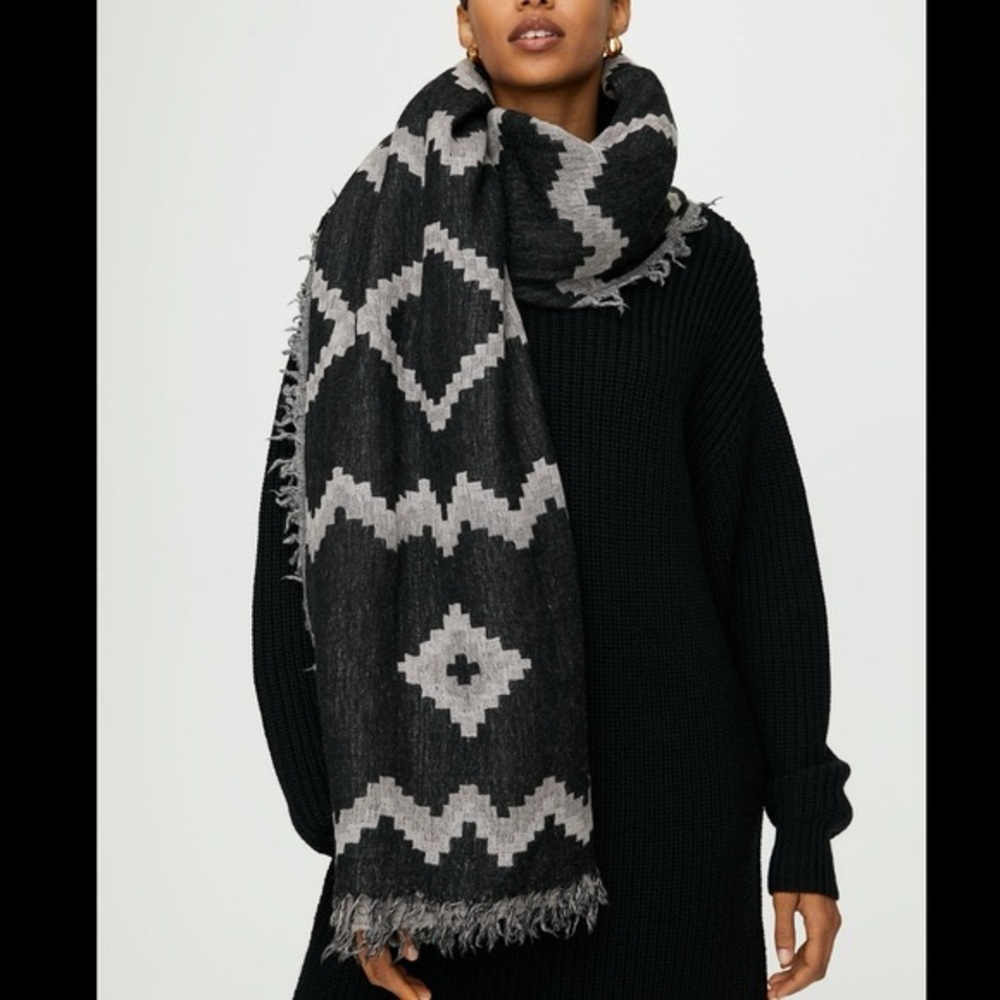 Aritzia Black and Gray Geometric Scarf